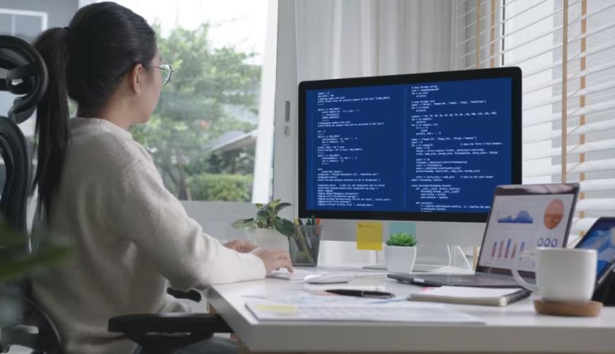 宜兴市软件开发公司实战建议：网站赋能，为何必须接入支持机器人？